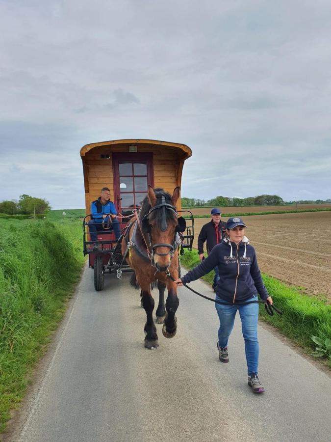 Veritable Roulotte Hippomobile "La Bailleul" Mentheville Buitenkant foto